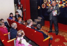 Әкият курчак театры тамашачылары каршында